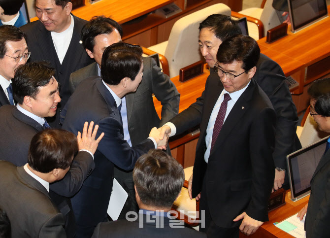 '악수하는 이인영-금태섭'                                                                                                                                                                