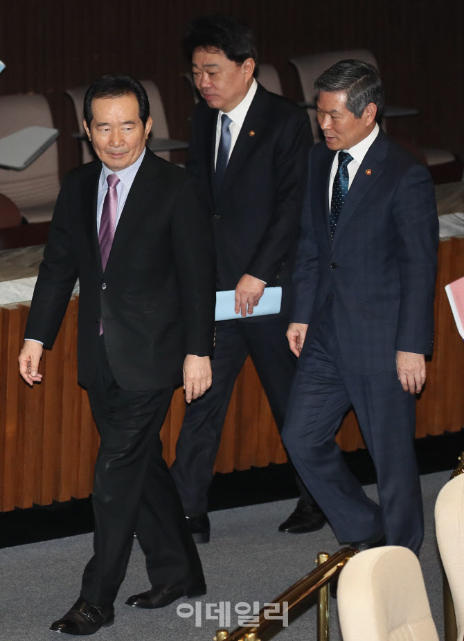 '대화하는 정세균-정경두'                                                                                                                                                                