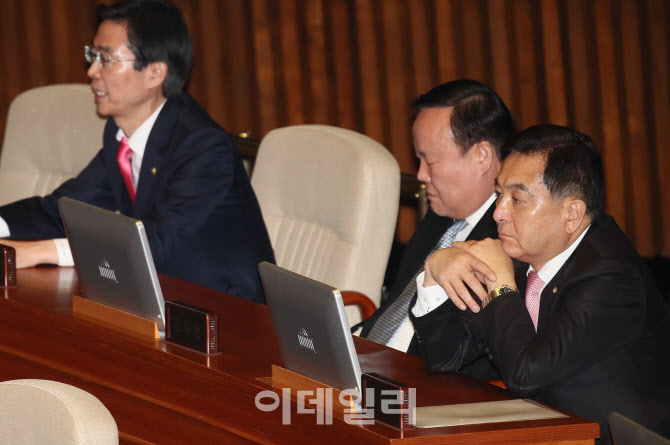 '교정 굳은 심재철 원내대표'                                                                                                                                                             