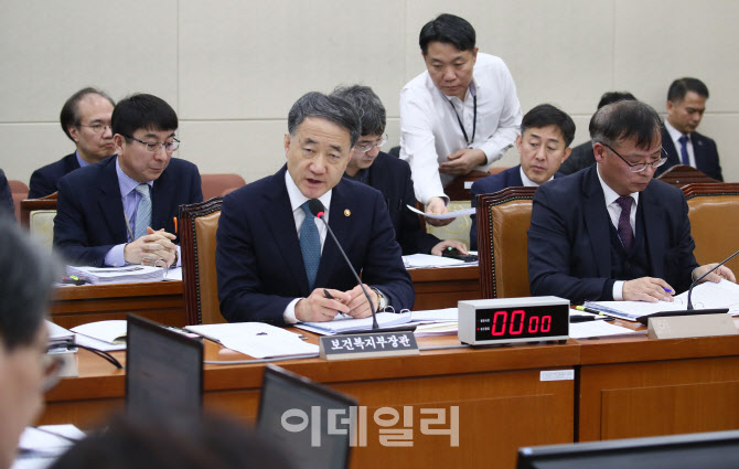 코로나19 31번째 확진자 발생, '질의에 답하는 박능후 장관'                                                                                                                                