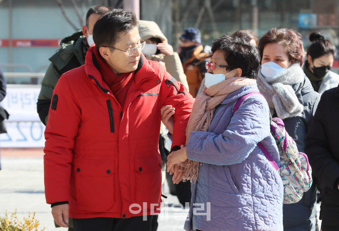 시민과 인사하는 황교안                                                                                                                                                                            