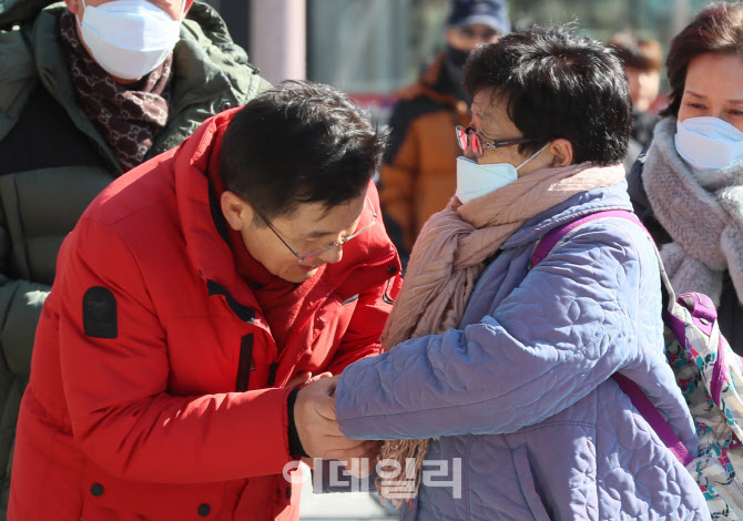 황교안 대표, 종로구 시민에게 고개 숙여 인사                                                                                                                                                       