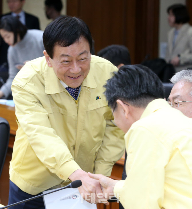 제7차 코로나19 대응 경제관계장관회의 참석한 진영 장관                                                                                                                                             