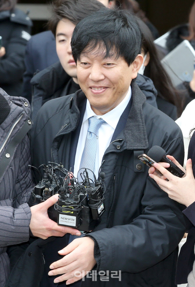 취재진 질문받는 이재웅 쏘카 대표                                                                                                                                                                  