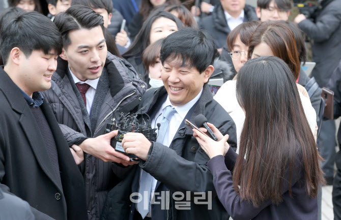 무죄 선고 뒤 밝게 웃는 이재웅 쏘카 대표                                                                                                                                                           