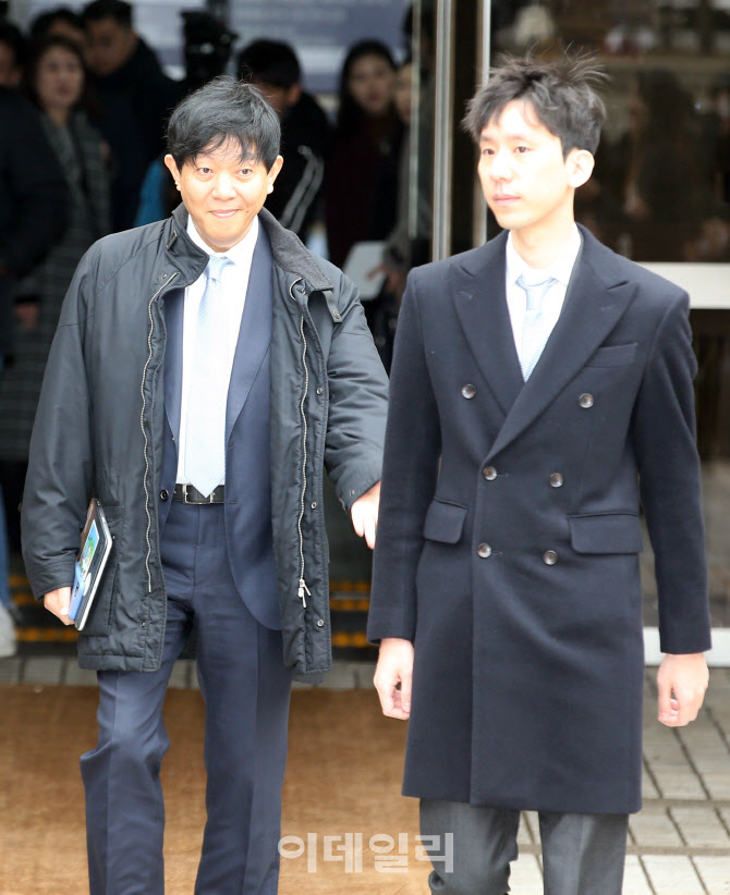 '타다' 1심 선고 법원 나서는 이재웅 쏘카 대표-운영사 VCNC 박재욱 대표                                                                                                                    