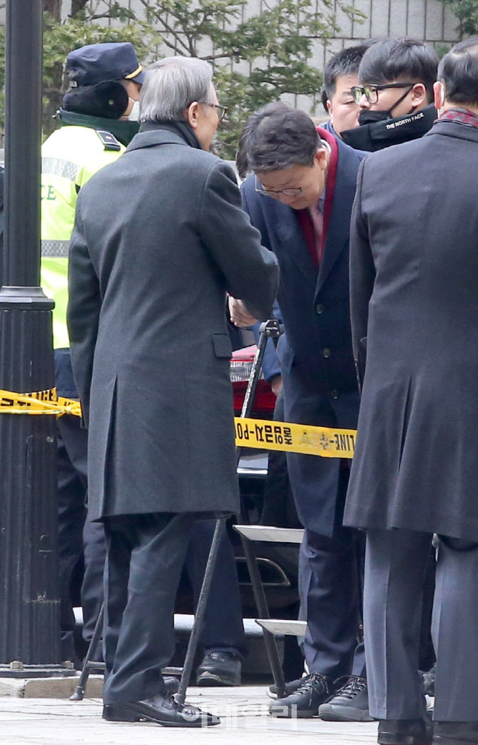 법원에서 만난 이명박 전 대통령-권성동 의원                                                                                                                                                        