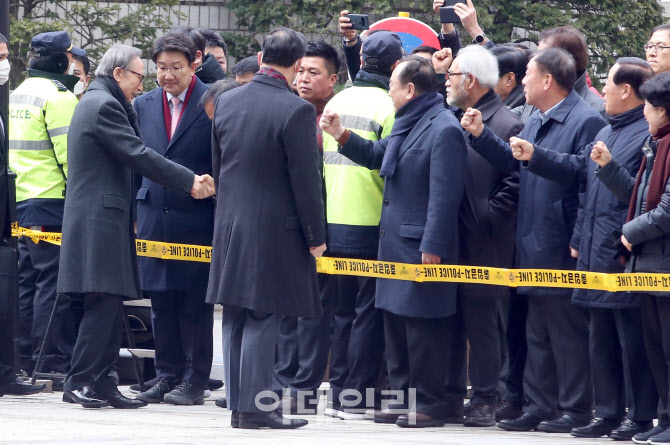 지지자들과 악수하는 이명박 전 대통령                                                                                                                                                              