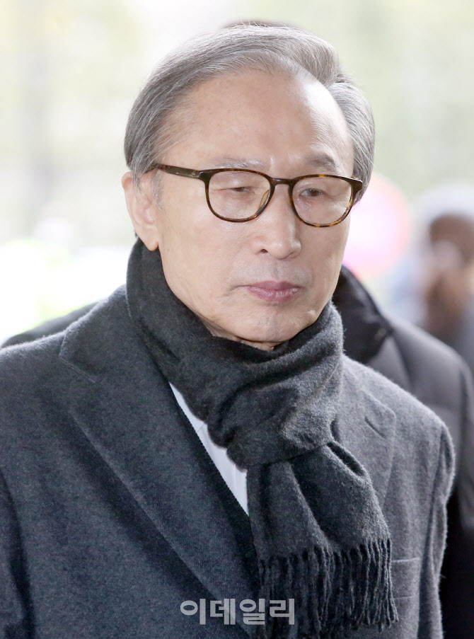 굳은표정으로 법정향하는 이명박 전 대통령                                                                                                                                                          