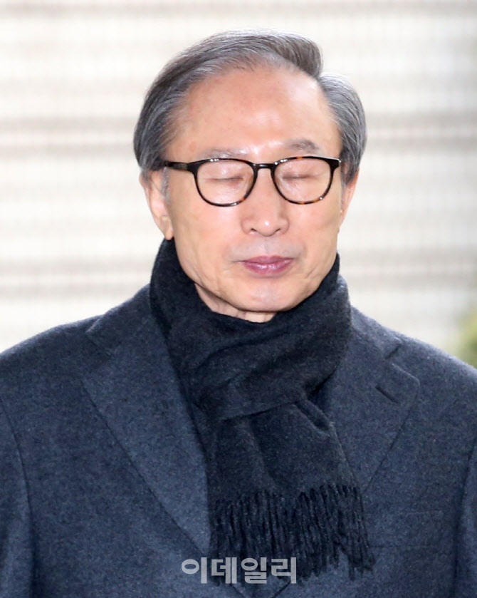 두 눈 감은 이명박 전 대통령                                                                                                                                                                       