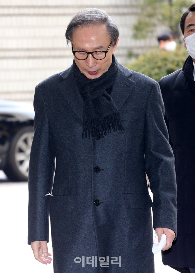 '다스 의혹' 이명박 전 대통령, 2심 징역 17년 선고                                                                                                                                        