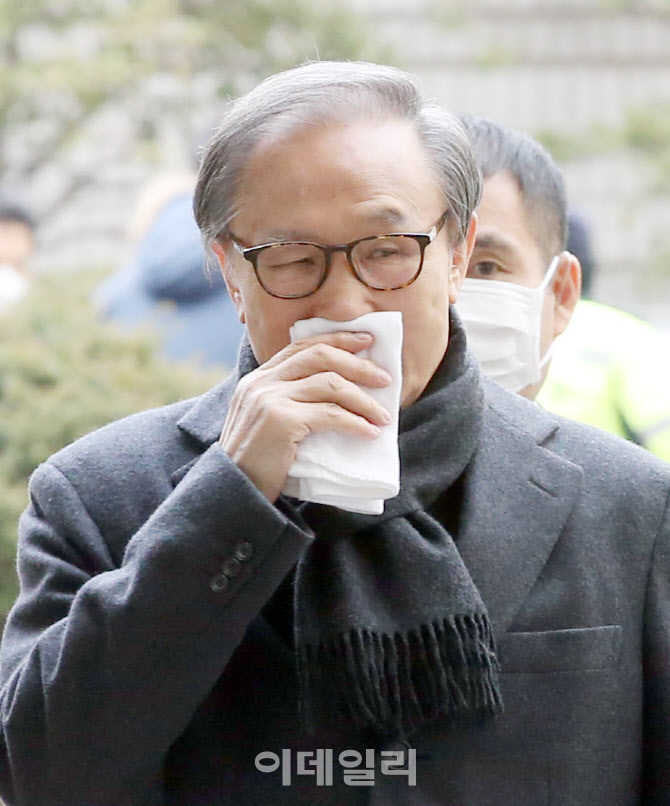 이명박, 2심서 법정구속…징역 17년 선고                                                                                                                                                            