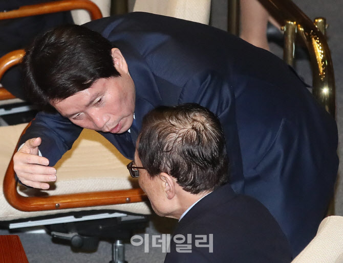 '긴밀하게 대화하는 이해찬-이인영'                                                                                                                                                       