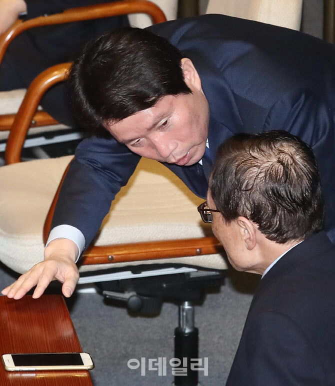 '대화하는 이해찬-이인영'                                                                                                                                                                