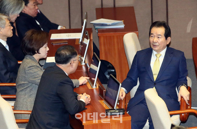 '대화하는 정세균-홍남기'                                                                                                                                                                