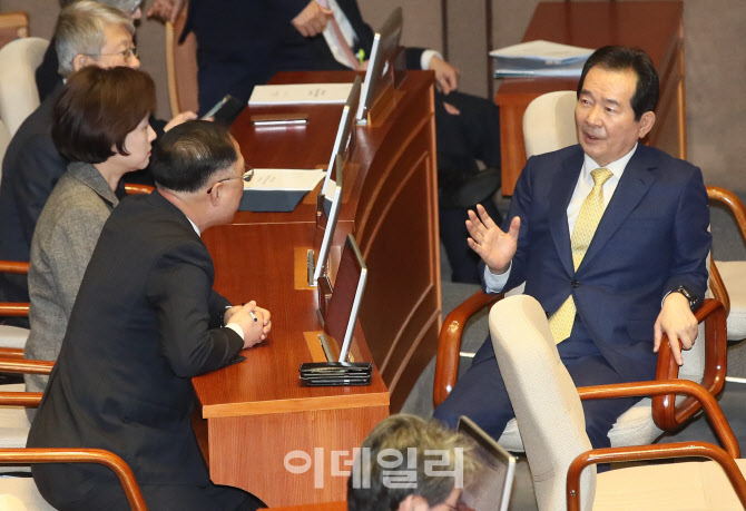 '본회의장에서 대화하는 정세균-홍남기'                                                                                                                                                   