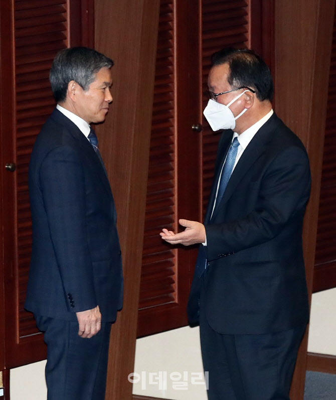 정경두 국방부 장관, '마스크 쓴 김부겸 의원과 대화'                                                                                                                                      