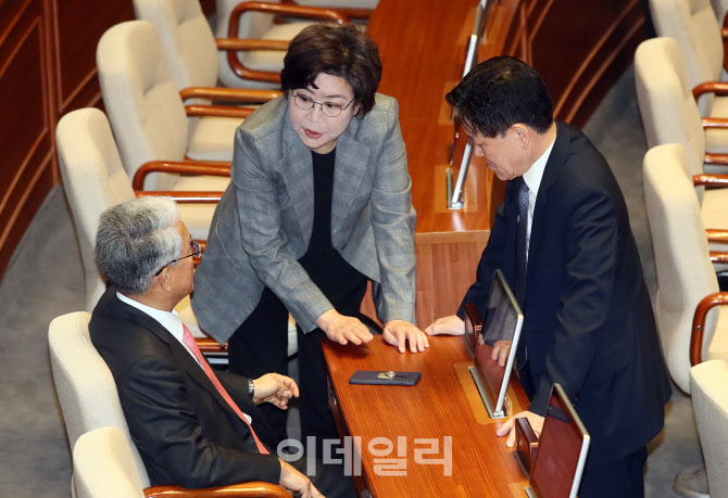 심각하게 대화하는 김동철-이혜훈-주승룡                                                                                                                                                            