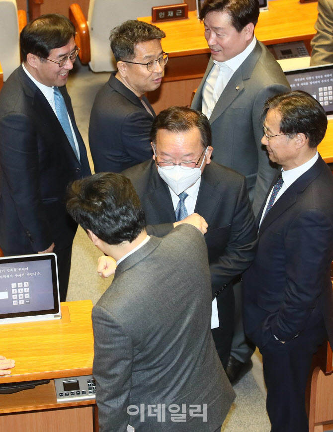 '대구지역구 김부겸 의원, 악수대신 팔꿈치 인사'                                                                                                                                          