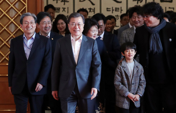 포토] 청와대 방문한 '기생충' 제작진과 배우들