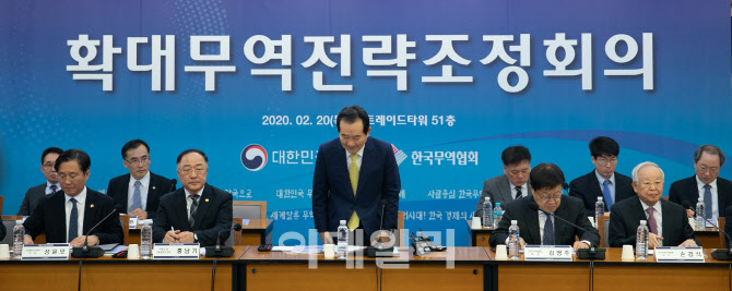 인사하는 정세균 국무총리                                                                                                                                                                          