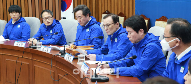 선대위 1차 회의에서 발언하는 이해찬 위원장                                                                                                                                                        