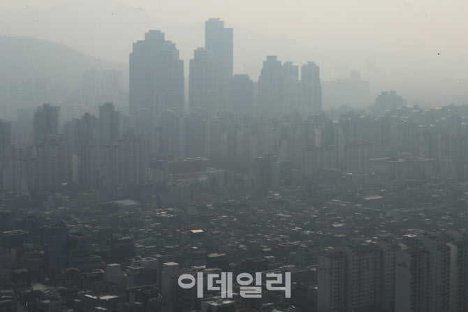 미세먼지에 둘러쌓인 서울                                                                                                                                                                          