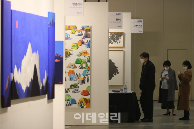 마스크 쓰고 관람                                                                                                                                                                                  