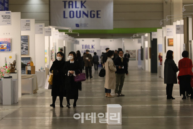 코로나19 여파, 한산한 전시회                                                                                                                                                                      