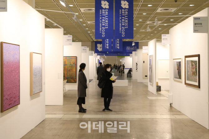 한산한 '화랑미술제'                                                                                                                                                                     