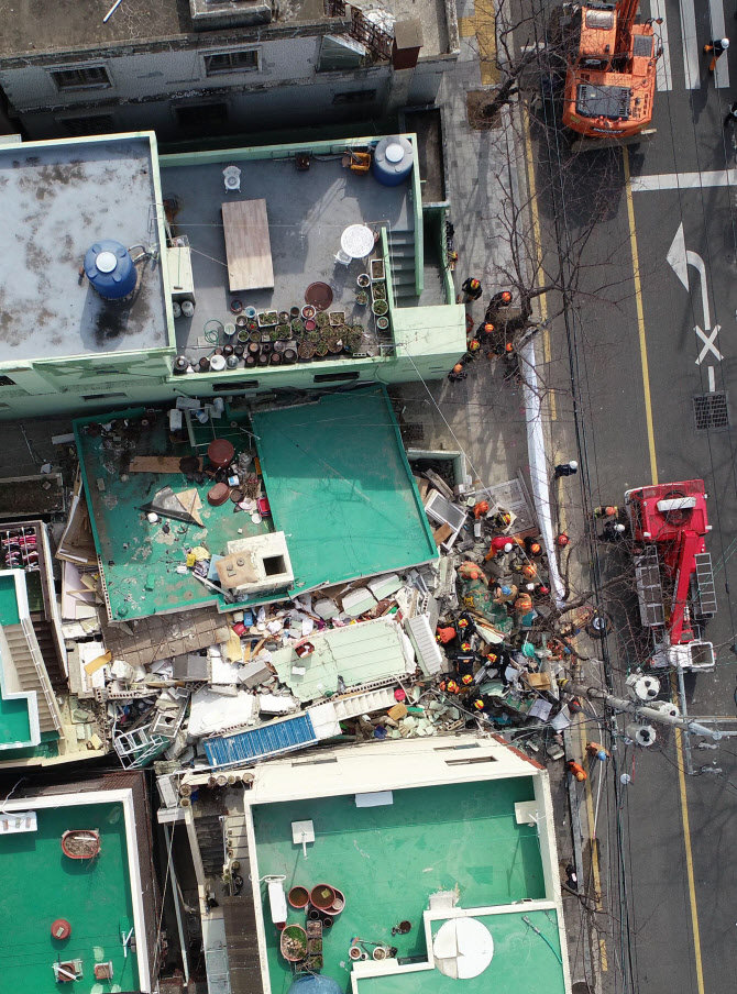  부산 주택 붕괴로 작업자 5명 매몰                                                                                                                                                                 