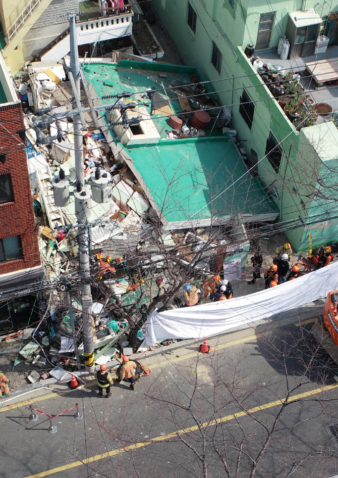  부산 주택 붕괴로 작업자 5명 매몰                                                                                                                                                                 