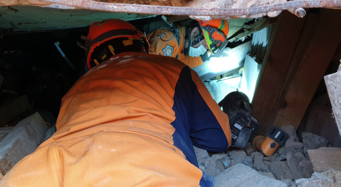  부산 주택 붕괴로 작업자 5명 매몰                                                                                                                                                                 