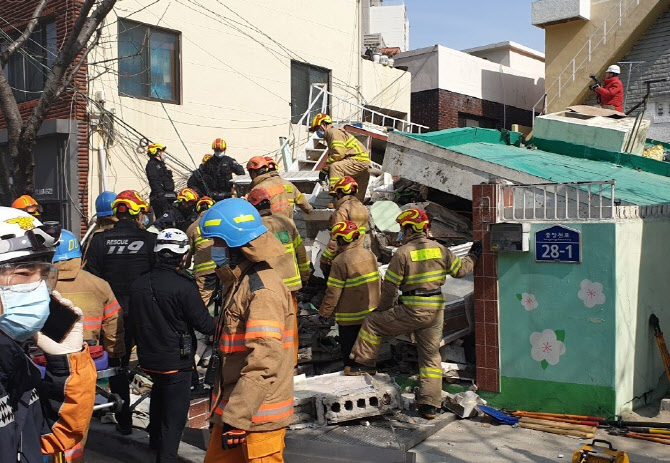  부산 주택 붕괴로 작업자 5명 매몰 추정                                                                                                                                                            