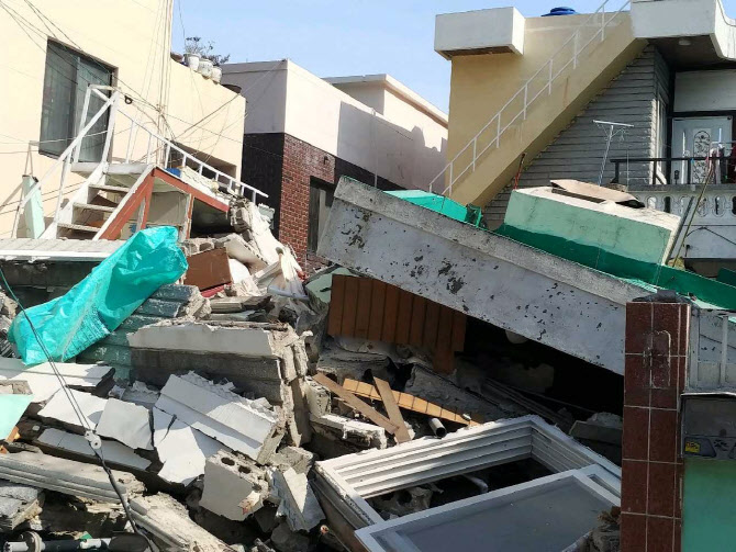  부산 주택 붕괴로 작업자 5명 매몰 추정                                                                                                                                                            