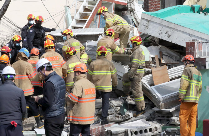  주택 붕괴 매몰자 구조작업                                                                                                                                                                        