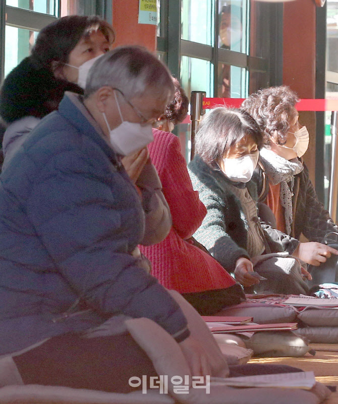 마스크 쓰고 기도 드리는 불자들                                                                                                                                                                    