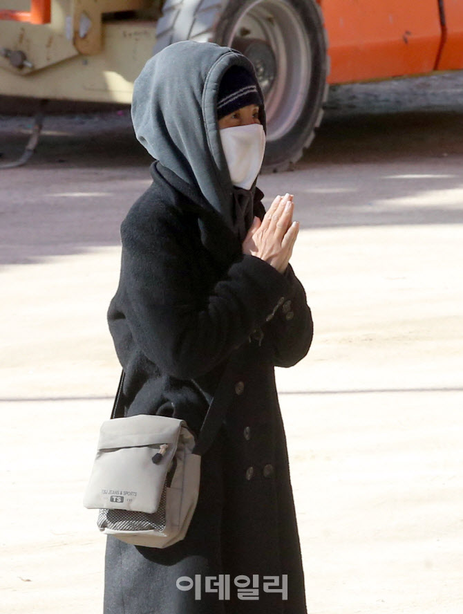 마스크 쓰고 기도 드리는 불자                                                                                                                                                                      