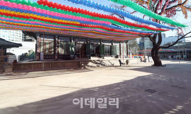 코로나19 여파, 전국 사찰 법회 중단··· '한산한 사찰'                                                                                                                                  