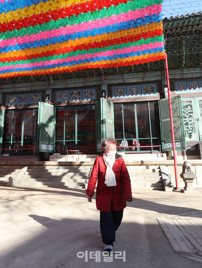 코로나19 여파, 전국 사찰 법회 중단으로 한산한 모습 보이는 조계사                                                                                                                                  