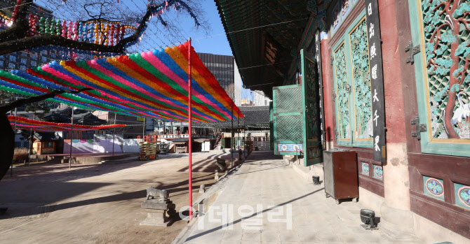 법회 중단으로 한산한 모습 보이는 조계사                                                                                                                                                           