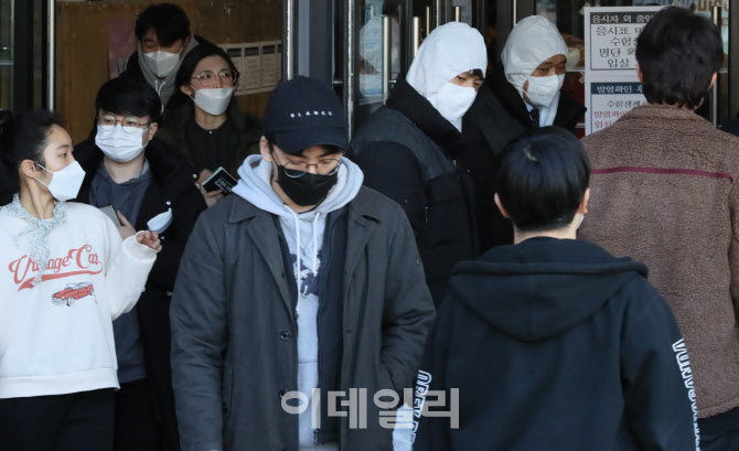 마스크 쓴 수험생들                                                                                                                                                                                