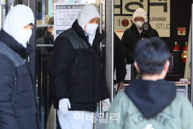 긴장하는 관계자들                                                                                                                                                                                 