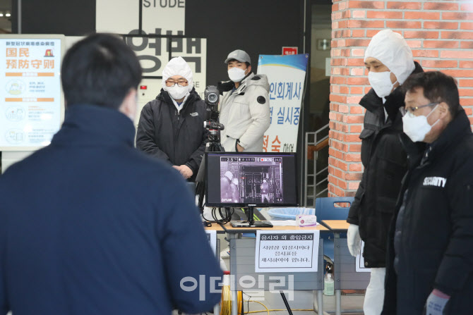 열화상카메라로 응시생들 발열 여부 확인                                                                                                                                                            