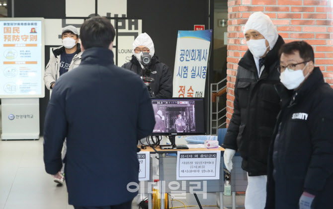 열화상카메라로 발열 여부 주시하는 관계자                                                                                                                                                          