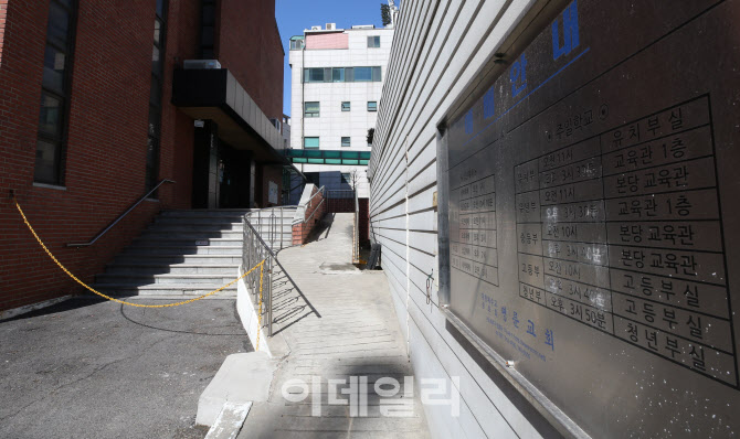 주일에도 사람 없는 교회                                                                                                                                                                           