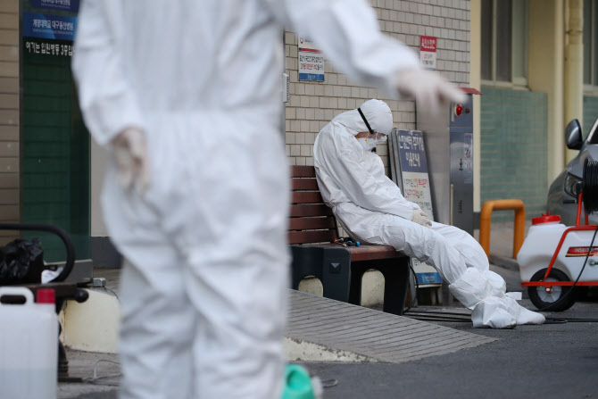  쪽잠으로 달래보는 피곤함                                                                                                                                                                         