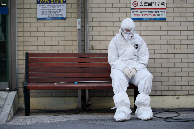  최전방에서 고군분투하는 의료진의 뒷모습                                                                                                                                                          