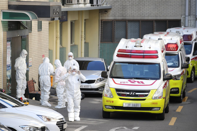  분주한 의료진들                                                                                                                                                                                  