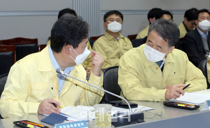 마스크쓰고 이야기 나누는 박양우-박능후                                                                                                                                                            